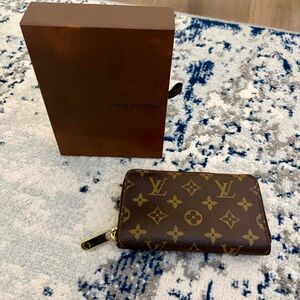 Louis Vuitton Monogram Zippy Coin
Purse Wallet With Box